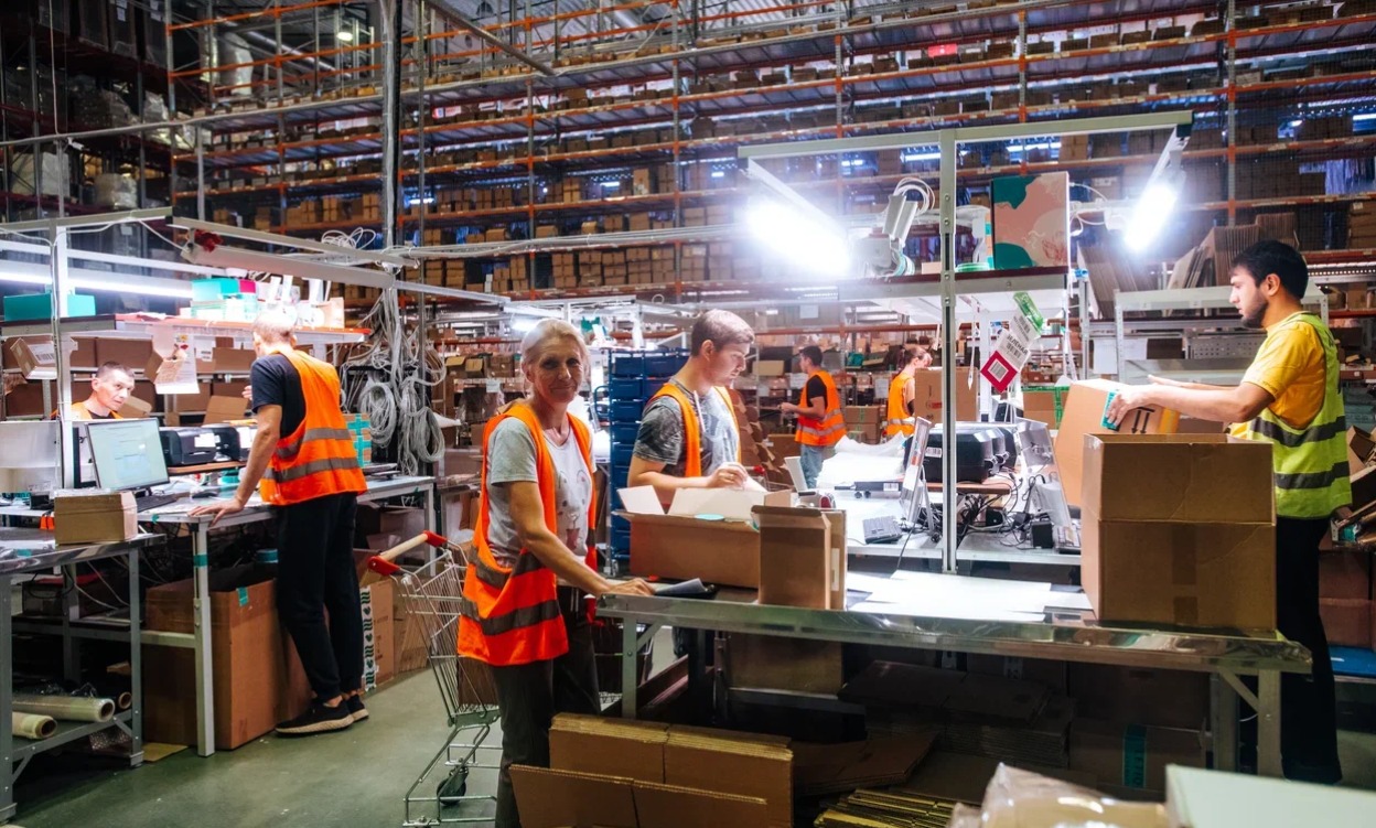 Фото упаковки товара на складе Кактуса: у нас 72 упаковочных стола, а весь процесс фиксируют 160 камер