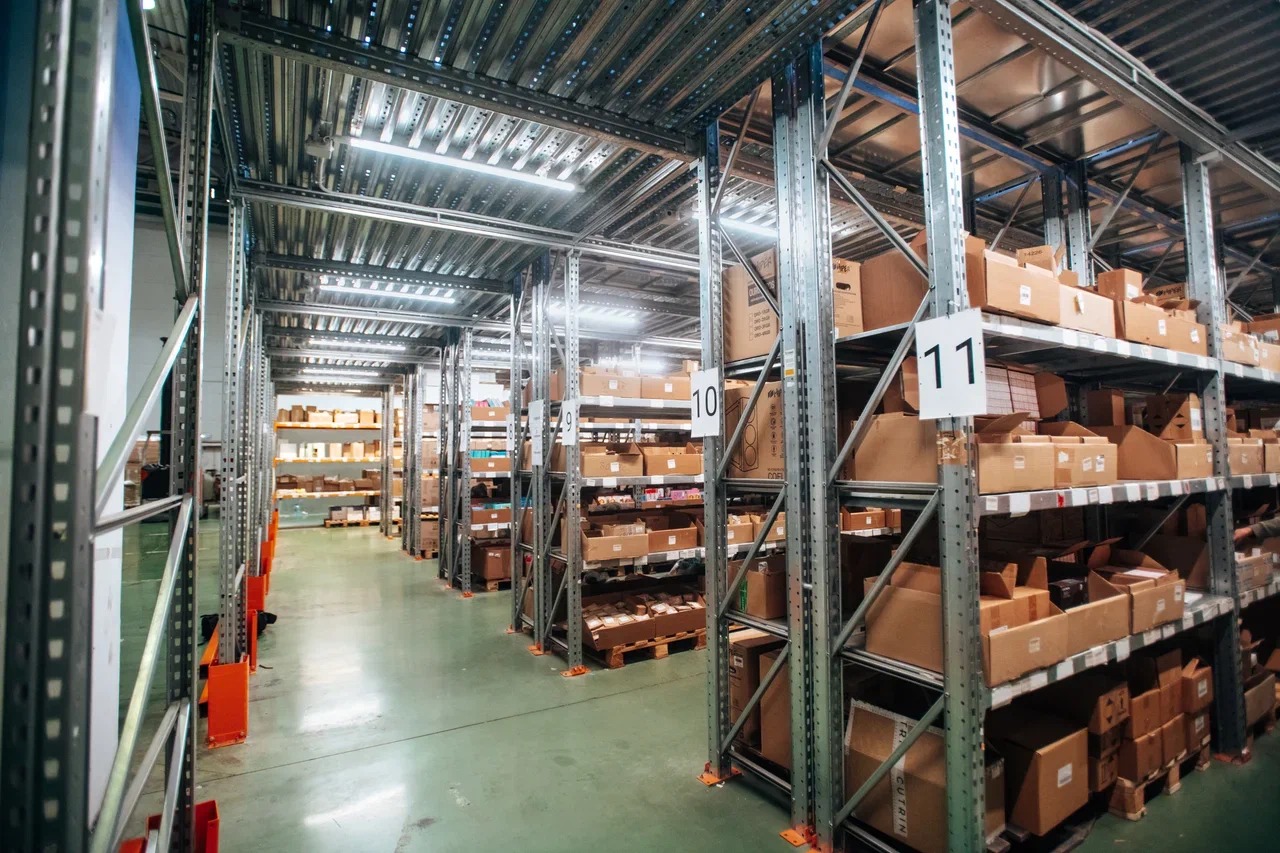 На складах Кактуса идеальный порядок, а суммарная площадь складов — 10 000 квадратных метров, что позволяет обрабатывать 400 000 заказов в месяц