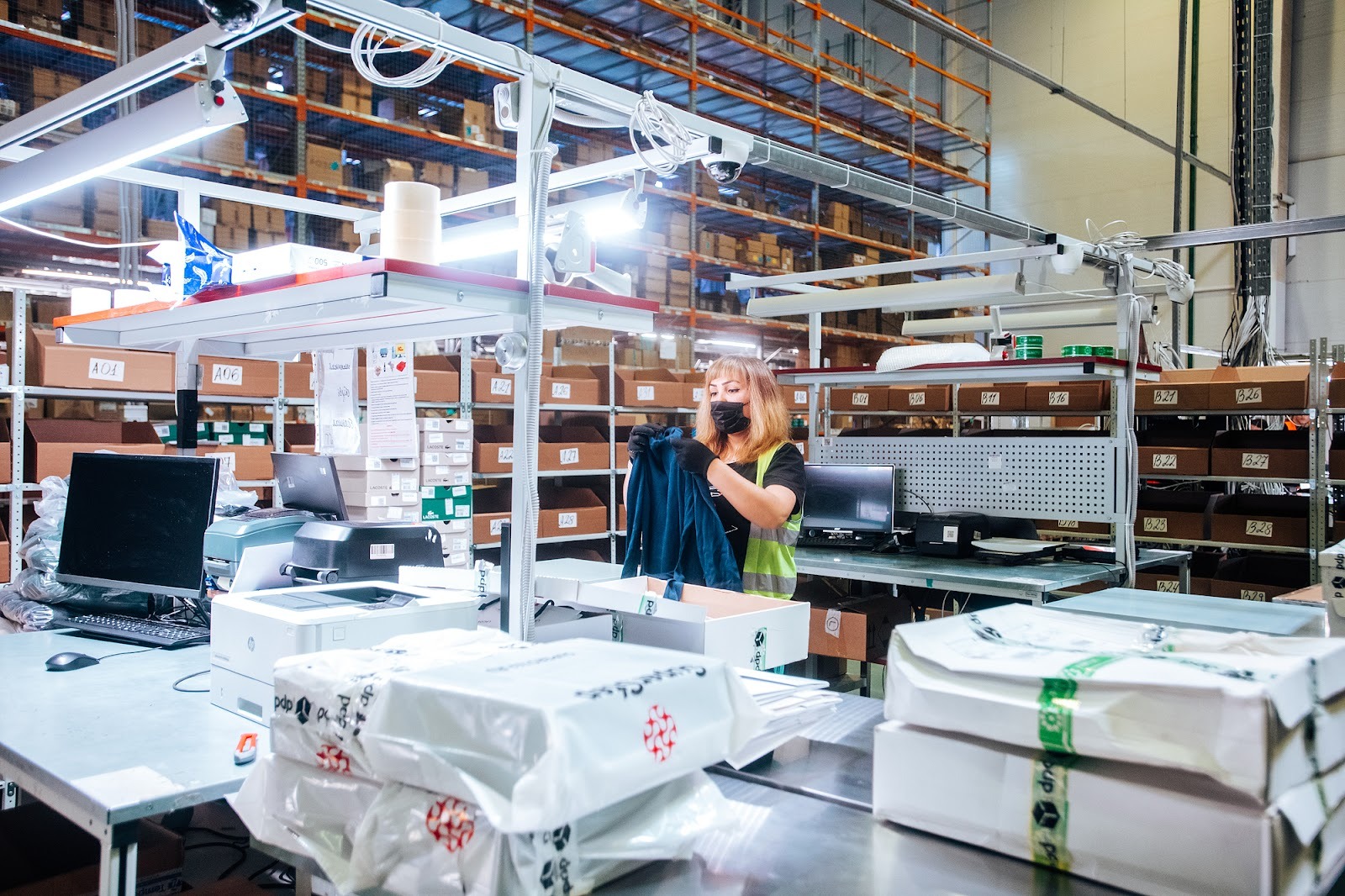 У товаров в категории “Одежда”, например, проверяется целостность ткани, деталей, швов