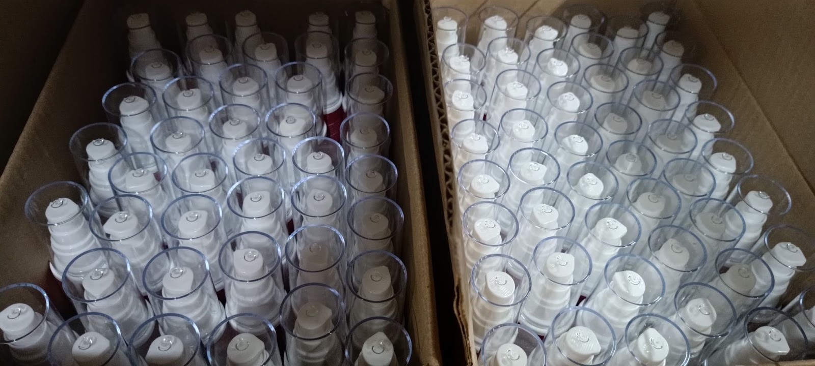 На фото: товары из категории “Косметика”, вертикально размещенные в коробах для FBO-поставки